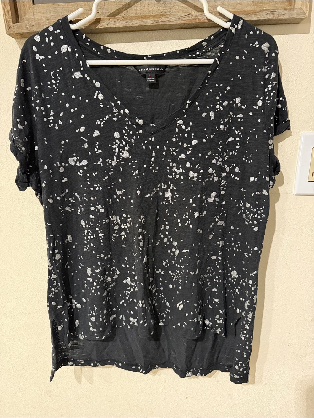 Rock & Republic Black V-Neck Tee with White Splatter
